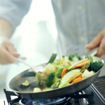  L'usage d'une hotte à haute efficacité d'extraction est vitale pour prévenir des problèmes de santé si l'on cuisine au gaz naturel. Photo : Eising/Corbis