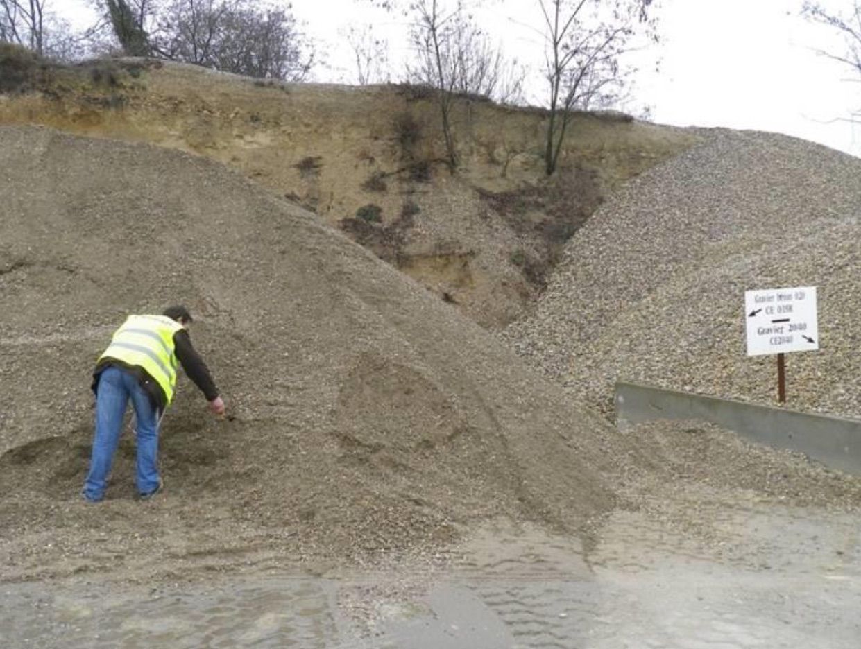 Prélèvement de mélange à béton pour tester sa radioactivité. © CRIIRAD