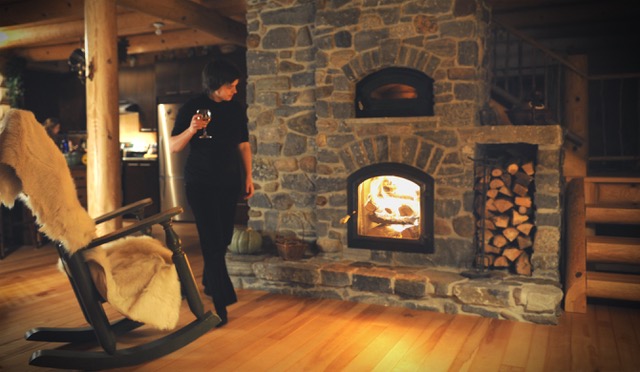 Leurs propriétaires apprécient la douce chaleur radiante des foyers de masse et la possibilité de s'en servir pour cuisiner. © Thermas Foyers de Masse