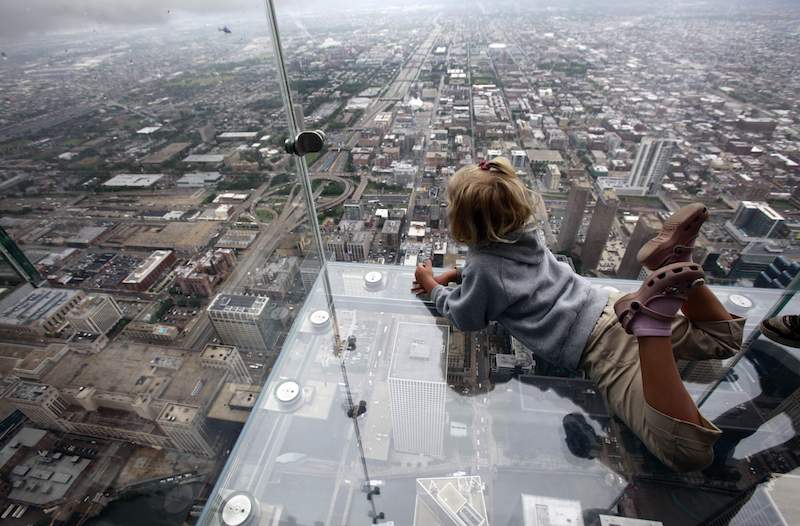 Balcon de verre suspendu à 1 353 pieds (412 mètres) de la tour Willis, à Chicago. © AP/Kiichiro Sato