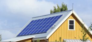  « En hiver, il y a si peu de soleil que ça ne vaut pas la peine de payer quelqu’un pour déneiger les panneaux. Pour un système de 10 kW, on ne gagne que 500 kWh ou 50 $ d’électricité », affirme Maxime Morency, copropriétaire de l’entreprise Québec Solar qui mesure depuis plus d’un an la production de plusieurs de ses systèmes. Maxime Morency, copropriétaire de l’entreprise Québec Solar qui mesure depuis plus d’un an la production de plusieurs de ses systèmes. Même à un angle de 10 degrés, on produit au moins 1 000 kWh/an, parce que durant l’été il y a plus d’ensoleillement [et le soleil à son zénith frappe directement les cellules PV] et il n’y a jamais de neige. © http://quebecsolar.ca