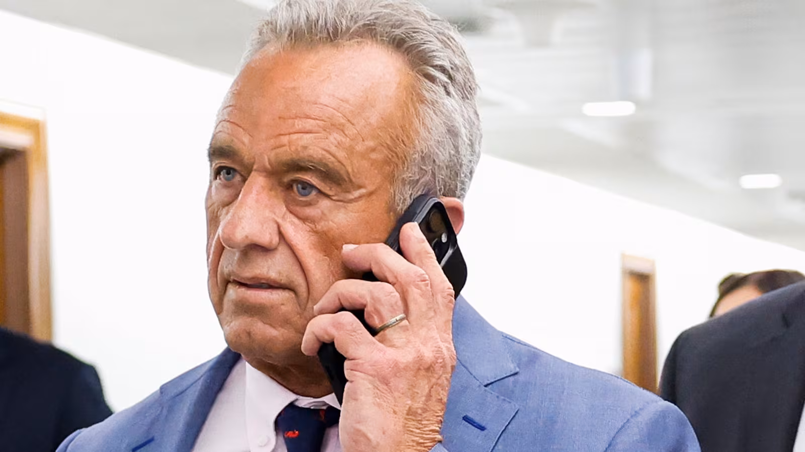 Le département de la santé de RFK fils étudie les effets des téléphones cellulaires sur la santé